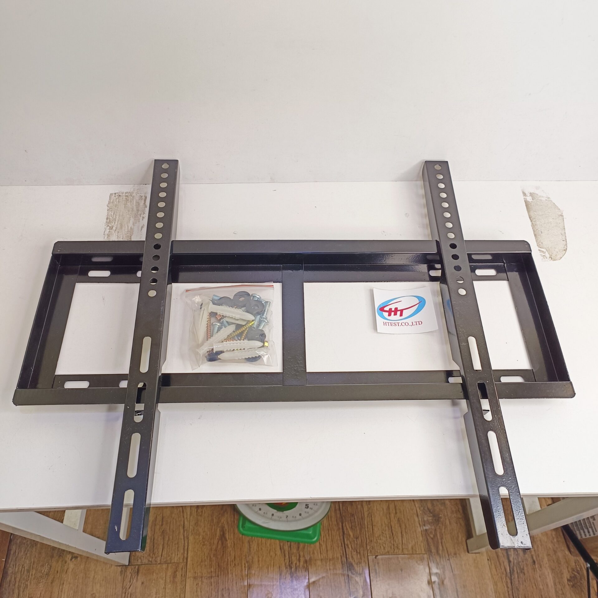 Khung treo TV 40″-65″ Leb bản CĐ Hoàng Tâm, màu đỏ