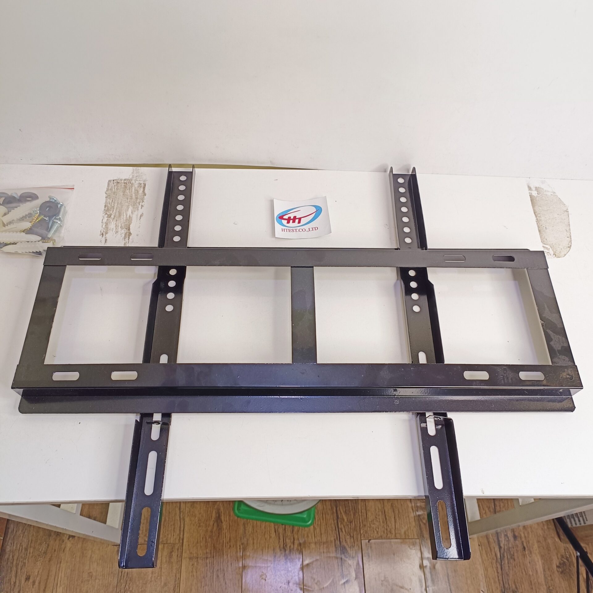 Khung treo TV 40″-65″ Leb bản CĐ Hoàng Tâm, màu đỏ