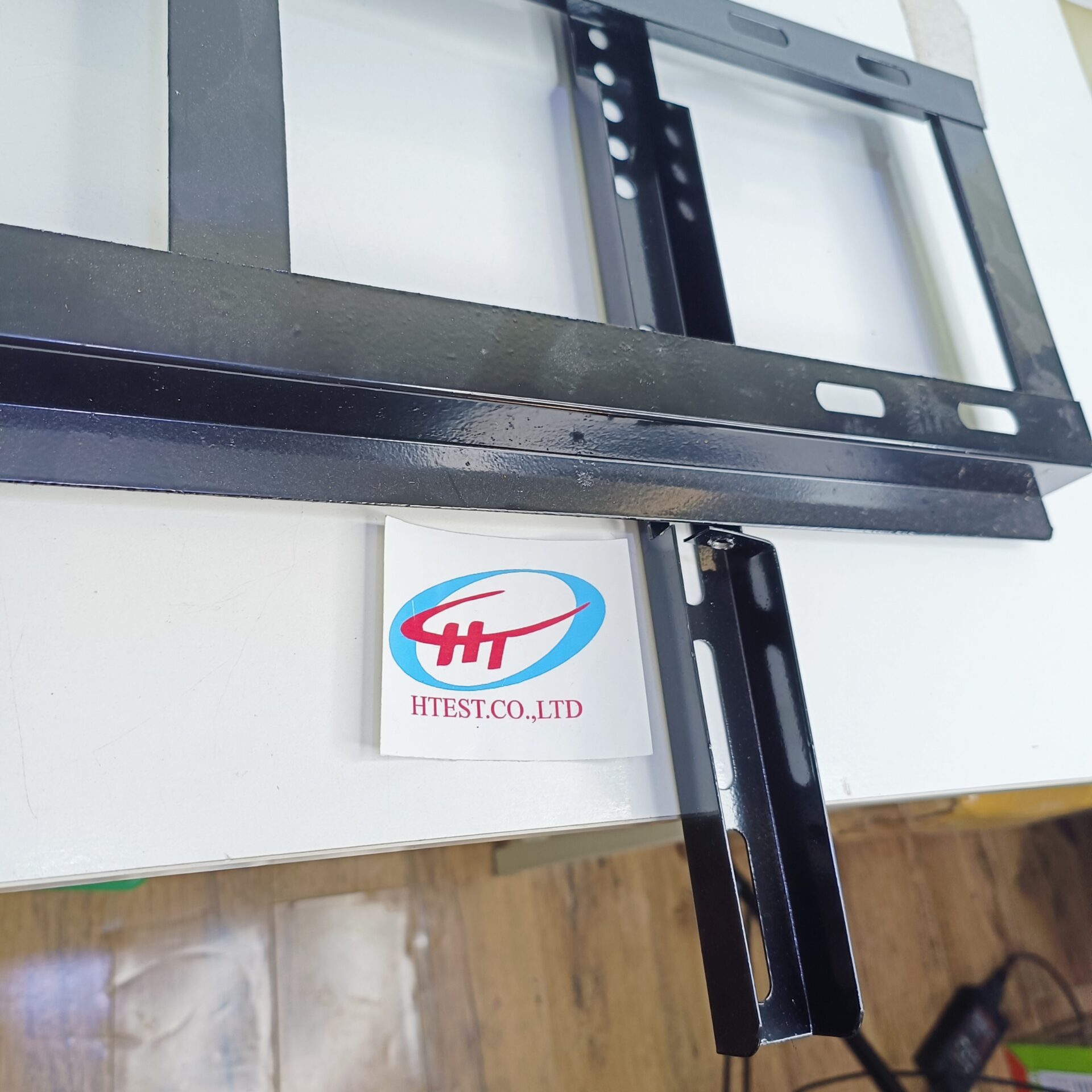Khung treo TV 40″-65″ Leb bản CĐ Hoàng Tâm, màu đỏ