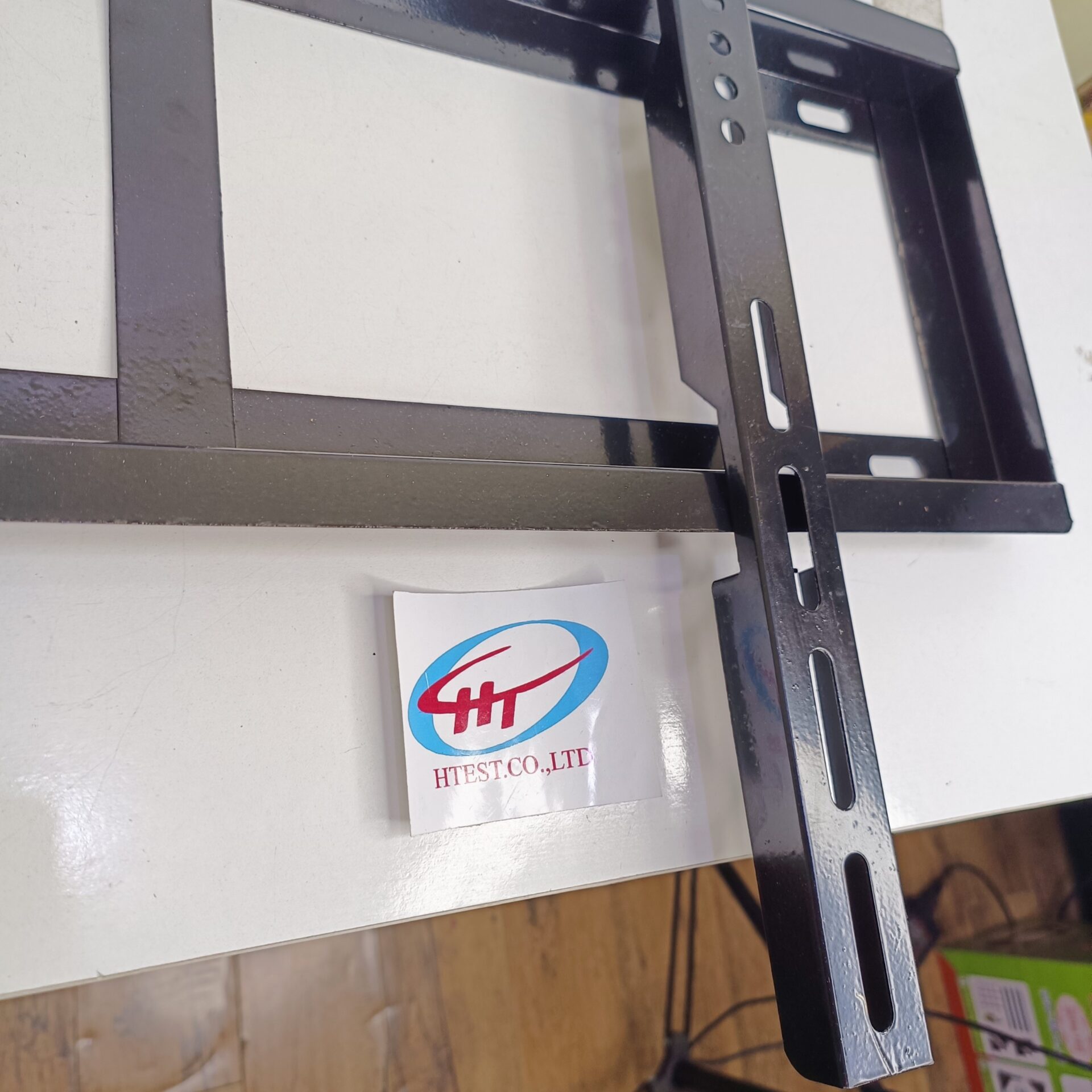 Khung treo TV 40″-65″ Leb bản CĐ Hoàng Tâm, màu đỏ